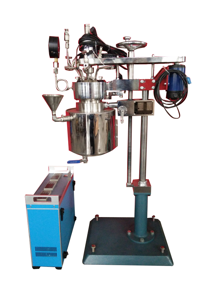 KCFD低壓系列--快開(kāi)卡環(huán)結(jié)構(gòu)-釜體下落、電加熱管加熱、翻轉(zhuǎn)出料側(cè)面照片